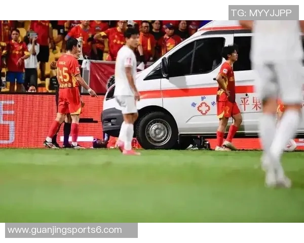 足球比赛中球员冲突升级引发大规模打架事件赛场秩序亟待维护